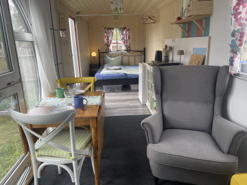 Essbereich wenn es mal regnen sollte und ihr nicht in der sonne sitzen könnt :) und gemütliche Lesesessel